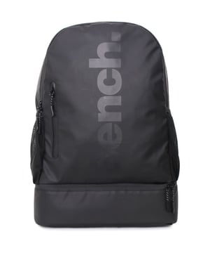 Mochila negra Bench Astrid para hombre, fabricada con poliéster. Características: branding de Bench, correas de hombro ajustables, cierre completo con cremallera y compartimento frontal.