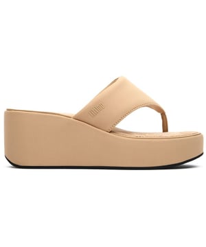 Erheben Sie Ihren Sommerstil mit den in natürlichen Tönen gehaltenen Platform Wedge Sandalen von FITFLOP. Diese Flip-Flops für Damen vereinen mühelos Fashion und Funktionalität und bieten subtile Höhe, ohne den Komfort einzubüßen. Das synthetische Obermaterial behält sein Aussehen auch nach wiederholtem Tragen, während die strapazierfähige Gummisohle zuverlässigen Halt bietet. Was sie wirklich auszeichnet, ist die charakteristische Komforttechnologie von FITFLOP, die Ihre Füße von der Ferse bis zu den Zehen umhüllt und den ganzen Tag über Tragekomfort garantiert. Perfekt für Strandtage oder lässige Ausflüge.