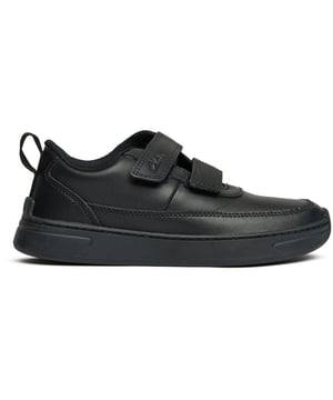 Estos elegantes zapatos escolares de cuero negro mantienen los pies de los pequeños cómodos y seguros durante todo el día. El práctico cierre de velcro facilita la preparación, mientras que la plantilla acolchada proporciona comodidad durante todo el día para bebés activos. Fabricados con una suela de goma resistente y un práctico tirador en el talón, los Vibrant Glow combinan un diseño práctico con la calidad de confianza de Clarks para acompañarlos en cada paso de su camino escolar.