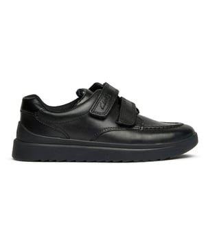 Estos resistentes zapatos escolares de cuero negro de Clarks están diseñados para que los pies de los pequeños se sientan cómodos todo el día. El práctico cierre de velcro facilita la preparación, mientras que la plantilla acolchada proporciona amortiguación adicional para las aventuras en el patio de recreo. Un forro con estampado de fútbol americano añade un toque de diversión que encantará a los niños, y la resistente suela de goma resiste cualquier situación escolar.
