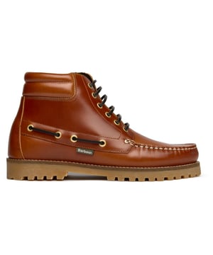 Herren Tan Barbour Tiller Stiefel, gefertigt aus Leder mit einer Gummisohle. Merkmale: Barbour-Branding, Gummisohle, gewachste Schnürsenkel, genähte Kappe und gepolsterter Kragen.