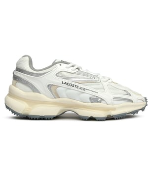 Los Lacoste K24 ofrecen un rendimiento atlético con la elegancia francesa característica. Estas zapatillas de estilo running en color blanco cuentan con una parte superior de tejido transpirable y una suela de goma con tacos que transita sin esfuerzo de los trotes matutinos a los planes informales del fin de semana. Las plantillas ortolita proporcionan amortiguación durante todo el día, mientras que la combinación de colores limpia garantiza que complementen cualquier conjunto deportivo. La artesanía clásica de Lacoste se une a la moderna tecnología de confort.