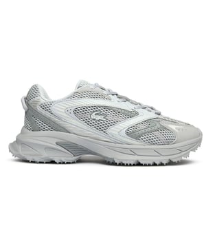 La Lacoste Neo Shot aporta rendimiento atlético a tu rotación diaria con su elegante parte superior de textil gris y su suela de goma con tacos característica. Diseñadas para la comodidad con plantillas Ortholite que amortiguan cada paso, estas zapatillas inspiradas en running cuentan con un práctico lazo en el talón para un uso fácil. La artesanía clásica de Lacoste se une a la utilidad deportiva moderna en una silueta versátil que transita sin problemas del entrenamiento al fin de semana.