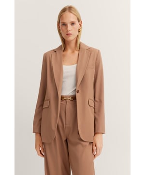 Setze ein modisches Statement mit dem bugatti Blazer aus einem elastischen Viskosemix, der eine optimale Passform und hohen Tragekomfort garantiert. Mit einer 1-Knopf-Form, aufgesetzten Taschen und einem eleganten Reverskragen, ist dieser Blazer perfekt kombinierbar mit der passenden Hose für einen eleganten Business-Look und ein unverzichtbares Stück für Deine Garderobe.