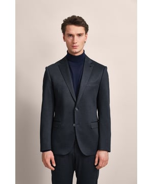 Verleihe deinem Look eine elegante Note mit dem Reverskragensakko von bugatti. Ausgestattet mit Stretchfunktion für optimalen Tragekomfort, zeigt es sich mit stilvollem Mini-Struktur-Print, Pattentaschen und einer Brusttasche. Der Clutch Pin am Revers setzt einen modischen Akzent. Perfekt in Kombination mit der separat erhältlichen Hose für einen kompletten Anzug.