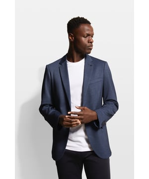 De lichte structuur en unieke stretchfunctie maken dit jack onmisbaar. Het sportieve, slim fit silhouet zorgt voor een moderne en aantrekkelijke pasvorm. Het accentueert de lichaamsvorm zonder te knellen en geeft het jack een eigentijdse en slanke look.