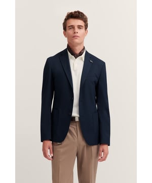 Das moderne Sakko von bugatti bietet Dir mit seiner Stretchfunktion und dem leichten Baumwoll-Mix optimale Bewegungsfreiheit und höchsten Tragekomfort. Mit Reverskragen, aufgesetzten Taschen und seitlichen Schlitzen vereint es stilvolles Design und praktische Details - perfekt für Deinen eleganten Auftritt.
