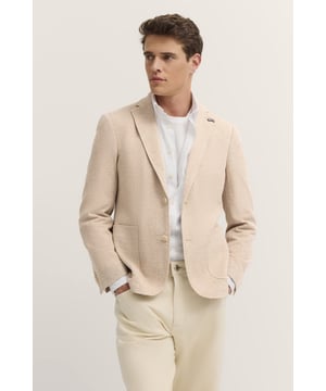 Verleihe Deinem Look mit dem Sakko von bugatti einen modernen Touch! Dieses elegante Sakko mit Reverskragen und hochwertiger Halbfütterung kombiniert stilvolles Design mit optimalem Tragekomfort dank des innovativen Jersey-Materials mit Stretchfunktion. Die praktischen aufgesetzten Taschen setzen Akzente, während die Seitenschlitze für zusätzliche Beweglichkeit sorgen.