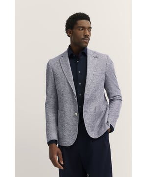 Das moderne bugatti Herren Sakko überzeugt durch hochwertigen Jersey-Stoff mit Stretchfunktion und minimaler Struktur für maximalen Komfort. Mit sportlichem Reverskragen, aufgesetzten Taschen und Halbfütterung bietet es eine elegante Passform und ist vielseitig kombinierbar.