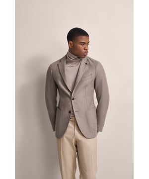 Ontdek het moderne jasje met reverskraag van bugatti, dat indruk maakt met zijn sportieve, slanke silhouet. Uitgerust met binnenzakken is het de perfecte keuze voor alle fashionista's.