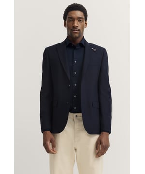Das bugatti Sakko in hochwertiger Wollmischung vereint zeitlose Eleganz mit modernem Tragekomfort dank ´Modern Fit`. Der Reverskragen und die Brust- sowie Pattentaschen setzen stilvolle Akzente, während die Seitenschlitze für optimale Bewegungsfreiheit sorgen - perfekt für stilbewusste Herren, die Wert auf Qualität und Raffinesse legen.