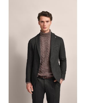 Entdecke das stilvolle Reverskragensakko von bugatti, das mit seiner sportlich-schlanken Silhouette und dem modernen Look beeindruckt. Die runden Schultern und die aufgesetzten Taschen sorgen für eine elegante Note, während der Clutch Pin am Revers einen charmanten Akzent setzt. Mit seiner Soft-Touch-Ausrüstung bietet dieses Sakko Komfort und Style für jede Gelegenheit.