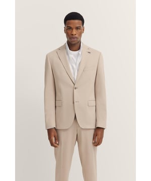 Mit dem bugatti Sakko erlebst Du ultimativen Komfort dank der integrierten Stretchfunktion und des hochwertigen Jersey-Stoffs. Der moderne Schnitt sorgt für eine zeitgemäße Silhouette, während Reverskragen, Pattentaschen und eine elegante Vollfütterung dem Sakko eine edle Note verleihen. Perfekt für den stilbewussten Mann.