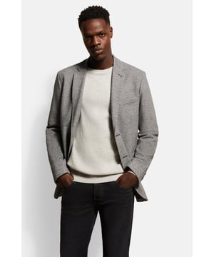 Das zeitlose Sakko mit Reverskragen überzeugt mit seiner körpernahen Silhouette. Aufgesetzte Taschen und eine Brusttasche geben dem Sakko einen sportlichen Touch. Seitenschlitze sorgen für Bewegungsfreiheit.