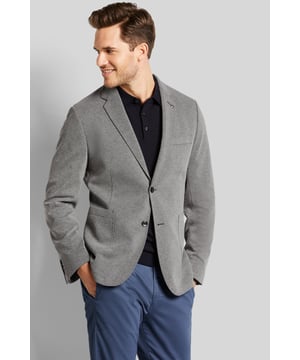 Das Sakko überzeugt mit schlichter Eleganz. Der Jersey Artikel mit Reverskragen und mit Stretchfunktion überzeugt mit seiner Kleindessinierung. Das Sakko mit Teilfütterung punktet mit aufgestetzten Taschen sowie elastischen Flexcity-Einsätzen, die für ein hohes Maß an Bewegungsfreiehit sorgen. Seiten- und Ärmelschlitze, Innen- und Brusttasche runden das Design ab.