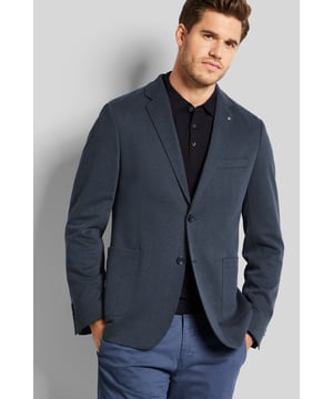 Das Sakko überzeugt mit schlichter Eleganz. Der Jersey Artikel mit Reverskragen und mit Stretchfunktion überzeugt mit seiner Kleindessinierung. Das Sakko mit Teilfütterung punktet mit aufgestetzten Taschen sowie elastischen Flexcity-Einsätzen, die für ein hohes Maß an Bewegungsfreiehit sorgen. Seiten- und Ärmelschlitze, Innen- und Brusttasche runden das Design ab.