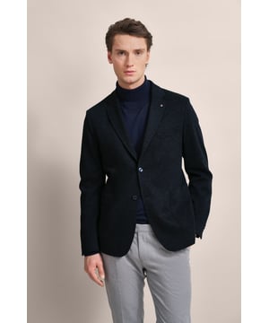 Ergänze deine Garderobe mit dem sportlichen Reverskragensakko von bugatti. Mit aufgesetzten Taschen, einer Brusttasche und seitlichen Schlitzen bietet dieses Sakko sowohl Stil als auch Funktionalität. Der Baumwoll-Mix und die Flexcity-Ausstattung sorgen für eine körpernahe Passform und Bewegungsfreiheit. Das Sakko besticht durch seine moderne 2-Knopf-Form und dezente farbliche Akzente.
