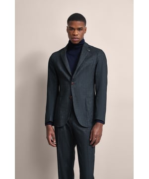 Entdecke das stilvolle Reverskragensakko von bugatti, das mit seiner sportlich-schlanken Silhouette und dem modernen Look beeindruckt. Die runden Schultern und die aufgesetzten Taschen sorgen für eine elegante Note, während der Clutch Pin am Revers einen charmanten Akzent setzt. Mit seiner Soft-Touch-Ausrüstung bietet dieses Sakko Komfort und Style für jede Gelegenheit.