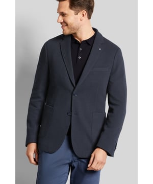 Das schöne und unifarbene Reverskragensakko mit aufgesetzten Taschen, einer Brusttasche und einem Clutch Pin ist zu jedem Anlass ein treuer Begleiter. Das Sakko ist halb gefüttert und bietet damit besonders hohen Tragekomfort. Farbliche Akzente werden durch die Flexcity-Einsätze und die Paspeltaschen gesetzt. Der Jerseyartikel mit Stretchfunktion überzeugt mit seiner Struktur.