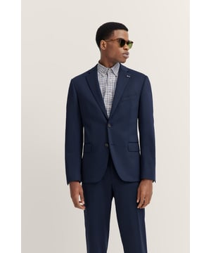 Mit dem bugatti Sakko erlebst Du ultimativen Komfort dank der integrierten Stretchfunktion und des hochwertigen Jersey-Stoffs. Der moderne Schnitt sorgt für eine zeitgemäße Silhouette, während Reverskragen, Pattentaschen und eine elegante Vollfütterung dem Sakko eine edle Note verleihen. Perfekt für den stilbewussten Mann.