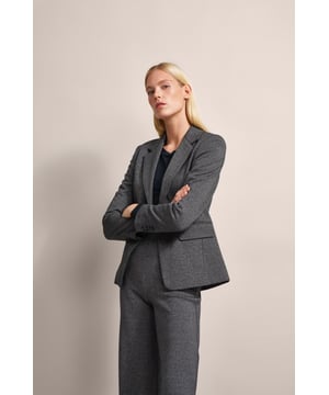 Setze stilvolle Akzente mit dem strukturierten Blazer von bugatti. Gefertigt aus einer elastischen Materialmischung, bietet er Bewegungsfreiheit und eine perfekte Passform. Der elegante Reverskragen und die klassischen Pattentaschen ergänzen das Design. Ob als Teil eines Anzugs mit der passenden Hose oder solo kombiniert - dieser Blazer ist ein vielseitiges Must-have!
