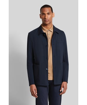 Ob für formelle Anlässe oder einen legeren Look im Büro, dieses Hemdkragensakko ist vielseitig einsetzbar und verleiht deinem Outfit eine gelungene Mischung aus Eleganz und Sportlichkeit. Der edle Jersey-Stoff in Uni-Farbe überzeugt nicht nur durch seine visuelle Ästhetik, sondern auch durch seine Bi-Stretchfunktion. Diese ermöglicht maximale Bewegungsfreiheit und höchsten Tragekomfort.