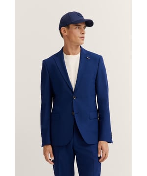 Das bugatti Sakko in hochwertiger Wollmischung vereint zeitlose Eleganz mit modernem Tragekomfort dank ´Modern Fit`. Der Reverskragen und die Brust- sowie Pattentaschen setzen stilvolle Akzente, während die Seitenschlitze für optimale Bewegungsfreiheit sorgen - perfekt für stilbewusste Herren, die Wert auf Qualität und Raffinesse legen.