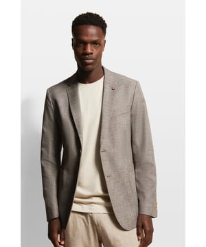 Das leichte Reverskragensakko überzeugt mit aufgesetzten Taschen, einer Brusttasche und einem Clutch Pin am Revers. Jeweils vier Knöpfe an den Ärmeln sowie seitliche Rückenschlitze ergänzen den Look. Die detailverliebte Halbfütterung setzt schöne Akzente nach innen. Das Sakko ist aus einer Baumwoll-Mischung gefertigt und begeistert mit seiner Struktur sowie mit seiner Dessinierung aufgrund seiner Körperbindung.