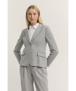 De elegante blazer van bugatti maakt indruk met zijn subtiele streeppatroon en klassieke 2-knoops design. De aangename materiaalmix met stretch zorgt voor optimaal comfort, terwijl opgestikte zakken en de reverskraag stijlvolle accenten toevoegen. Perfect voor je moderne dagelijkse leven!