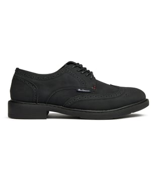 El Ben Sherman Patrick aporta la sofisticación clásica del brogue al armario del hombre moderno. Elaborados con meticulosos detalles brogue y rematados con cordones encerados, estos zapatos de vestir negros logran el equilibrio perfecto entre la elegancia tradicional y la durabilidad contemporánea. La parte superior sintética ofrece un fácil mantenimiento, mientras que la suela de goma proporciona un agarre fiable y comodidad para usar durante todo el día. Una opción refinada que se adapta a la perfección tanto a reuniones de oficina como a eventos nocturnos.