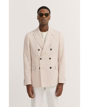 Het elegante bugatti-jasje met 2 knopen en opvallende brede revers zorgt voor een stijlvolle uitstraling. Met meer dan 80 procent Italiaanse wol van hoge kwaliteit is het extreem comfortabel om te dragen. Dankzij de ¥moderne pasvorm? en zijsplitten heeft het een perfecte pasvorm. Een tijdloze metgezel voor je individuele look!