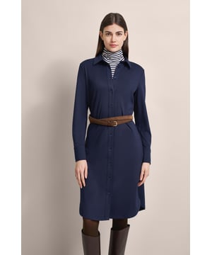 Erlebe den legeren Stil des bugatti Blusenkleids, das aus elastischer Jerseyware gefertigt ist. Der klassische Hemdkragen und die Knopfleiste verleihen diesem Kleid eine zeitlose Eleganz, während Seitenschlitze für mehr Bewegungsfreiheit sorgen. Mit seiner normalen Passform ist es perfekt für entspannte Tage oder schicke Anlässe!