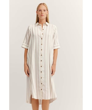 Ervaar zomers comfort met deze overhemdjurk van bugatti, gemaakt van een hoogwaardige linnenmix. De klassieke overhemdkraag en praktische zakken in de zijnaad zorgen voor een stijlvolle look, terwijl de zijsplitten en korte mouwen maximale bewegingsvrijheid bieden. Perfect voor elke gelegenheid - voel je licht en ontspannen!