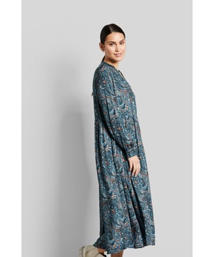 Moderne Schnitte und angesagte Musterung. Das Blusenkleid mit Paisleymuster und Rundhalskragen ist mit einer halben verdeckten Knopfleiste ausgestattet. Das Maxikleid erweitert Deine Garderobe um ein vielseitig kombinierbares Kleidungsstück. Ob in der Freizeit oder im Büro, dieses Kleid macht immer ,eine gute Figur'.
