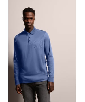 Breid je garderobe uit met de elegante bugatti polo met lange mouwen. Deze polo valt op door zijn fijne, tweekleurige structuurlook en opgestikte borstzak met geborduurd logo. Hij is gemaakt van een katoenmix en biedt zowel comfort als stijl. De polokraag en het ontwerp met 3 knopen zorgen voor een klassieke touch, terwijl de nauwsluitende Modern Fit zorgt voor een flatterend silhouet.