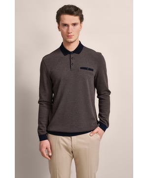 Verleihe deinem Outfit mit dem bugatti Langarm-Poloshirt einen modernen Touch. Gefertigt aus einem Baumwoll-Mix, bietet dieses Polo dank des Strukturkragens und der zweifarbigen Stoffstruktur eine besondere Optik. Die Brusttasche und die Leistentaschen sorgen für zusätzliche Funktionalität. Mit seiner körpernahen Passform durch den Modern Fit und die Rippenbündchen bleibt es stets komfortabel.