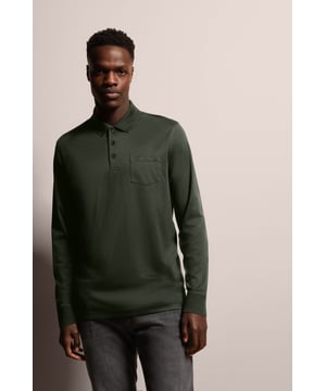 Breid je garderobe uit met de elegante bugatti polo met lange mouwen. Deze polo valt op door zijn fijne, tweekleurige structuurlook en opgestikte borstzak met geborduurd logo. Hij is gemaakt van een katoenmix en biedt zowel comfort als stijl. De polokraag en het ontwerp met 3 knopen zorgen voor een klassieke touch, terwijl de nauwsluitende Modern Fit zorgt voor een flatterend silhouet.