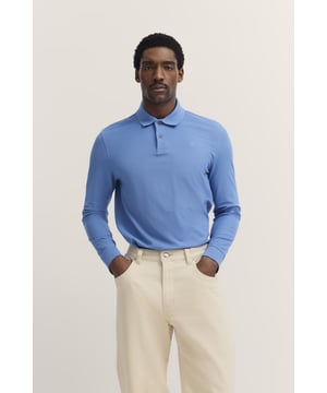 Das Langarm-Polo von bugatti kombiniert sportlichen Stil mit raffinierten Details wie den farbigen Kontrasten im Innenkragen und dem modernen Stehkragen. Die 3-Knopf-Leiste und das dezente Flag-Label an der linken Seite unterstreichen den hochwertigen Look. Dank der Rippenbündchen und des komfortablen ´Modern Fit` bietet es Dir eine perfekte Passform für vielseitige Outfits.