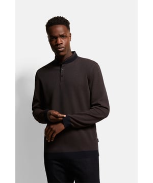 De perfecte combinatie van smart en casual. Het casual shirt met lange mouwen in polostijl valt op door de details van de biezen. De buitenste stof heeft een lichte tweekleurige textuur en de opstaande kraag en verkorte knoopsluiting maken het een absoluut it-piece.