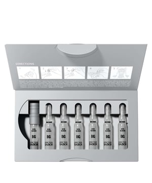 Erleben Sie sofortige Linderung für gereizte und gestresste Haut mit dem Instant Soothing Ampoule Serum Concentrate von BABOR. Diese kraftvolle Formel enthält Beta-Glucan, Mikrosilber und multimolekulare Hyaluronsäuren, die Rötungen, Irritationen und Spannungsgefühle schnell reduzieren. Bei regelmäßiger Anwendung verringert sich die Hautempfindlichkeit, sodass Ihr Teint deutlich beruhigt und ausgeglichen wird. Für beste Ergebnisse wenden Sie täglich eine 2ml Ampulle auf Gesicht, Hals und Dekolleté nach der Reinigung an und massieren Sie sie sanft in die Haut ein. Verwenden Sie anschließend die DOCTOR BABOR Instant Relief Lotion für optimale Hydratation.