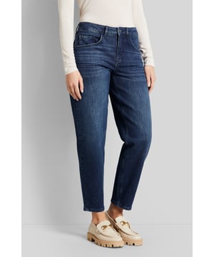 Deze five-pocket jeans is gemaakt van stretchkatoenen stof en heeft praktische riemlussen. De broek heeft een lichte 'ton'-vorm, waardoor hij helemaal volgens de trend is.