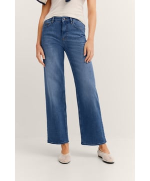 Ervaar ultiem comfort en vrijheid met deze bugatti jeans dankzij de Flexcity technologie, die zorgt voor extra bewegingsvrijheid. De rechte pijp en het klassieke 5-pocket ontwerp geven deze broek een tijdloze elegantie, terwijl de riemlussen praktische stylingopties bieden.