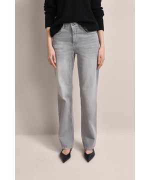 Stijl ontmoet comfort in bugatti jeans! Ze zijn gemaakt van een katoen-elastanemix en garanderen een perfecte pasvorm en bewegingsvrijheid dankzij de rechte pijp. Ze hebben steekzakken en praktische riemlussen. Een essentiële basic voor je dagelijkse look!