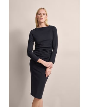 Verzaubere in diesem femininen Blusenkleid von bugatti, das Eleganz und Komfort perfekt vereint. Aus elastischer Tencelqualität gefertigt, betont es deine Figur mit stilvollen Raffungen. Der V-Ausschnitt und praktische Seitennahttaschen runden das Design ab. Ideal für den Alltag oder besondere Anlässe!