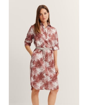 De overhemdjurk van bugatti combineert een casual stijl met praktische details. De halve knoopsluiting en verkorte mouwen zorgen voor een moderne look, terwijl de zakken in de zijnaad extra comfort bieden. De jurk is gemaakt van 100% katoen, is perfect om elke dag te dragen en voelt gegarandeerd comfortabel aan.