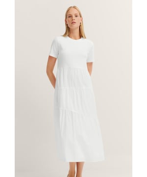 Das bugatti Kleid aus einem hochwertigen Baumwoll-Elasthan-Mix verleiht Dir mit seinen asymmetrischen Raffungen und eleganten Teilungsnähten eine feminine Silhouette. Der zeitlose Rundhalsausschnitt und die schmeichelhafte Midi-Länge machen es zum perfekten Begleiter für stilvolle Sommermomente.