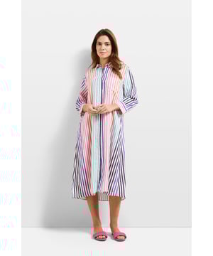 Duik de zomer in met onze overhemdjurk van puur linnen, die niet alleen licht is om te dragen maar ook een vleugje elegantie biedt. De jurk wordt geleverd in een mooie gestreepte combinatie die frisheid en stijl combineert. Deze jurk van 100% linnen is de ideale keuze voor warme dagen. Linnen is niet alleen ademend, maar staat ook bekend om zijn aangename luchtigheid en luchtig comfort.