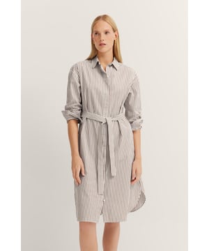De overhemdblousejurk van bugatti combineert stijlvolle elegantie met een comfortabele pasvorm. De strikceintuur benadrukt de taille, terwijl de verborgen knoopsluiting en praktische zakken in de zijnaad een discreet, functioneel ontwerp bieden. De jurk is gemaakt van 100% katoen en is comfortabel om te dragen - perfect voor elke dag!