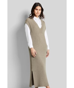 Ein elegantes Must-have ist dieses wunderschön gerippte Strickkleid. In Kombination mit unserem langen Cardigan bist Du bestens ausgestattet. Aber auch über einer Bluse oder einem Rollkragenpullover kann dieses Kleid getragen werden. Das Strickkleid mit kurzem Arm und seitlichen Schlitzen ist aus einer Alpaka-Wollmischung hergesetellt und bietet ein hohes Maß an Bewegungsfreiheit.