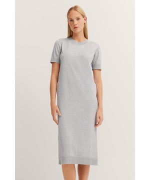 Creëer je perfecte zomerlook met deze gebreide jurk van bugatti! De stretchy viscose stof is extreem comfortabel om te dragen, terwijl de korte mouwen en zijsplitten zorgen voor zomerse lichtheid en bewegingsvrijheid. Met de klassieke ronde halslijn en vrouwelijke midilengte zie je er in elke situatie stijlvol uit.